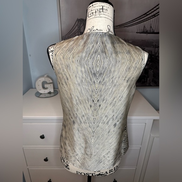 Anne Klein size 2 business suit shirt. Pairs seamlessly with a blazer. - Picture 6 of 9